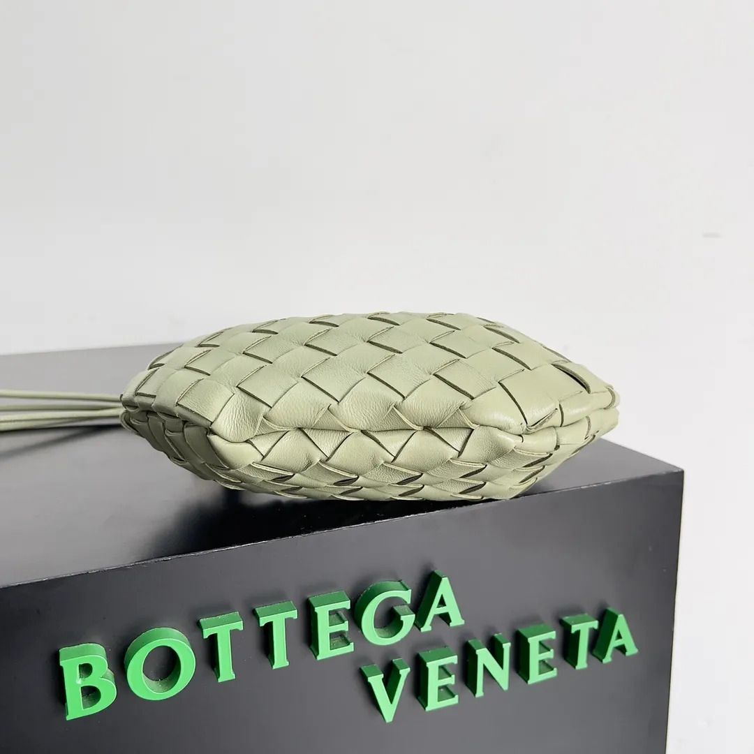Batch of 1260 BV Mini Sardine is coming‼ ️Super high-end, stainless steel hardware + 24k real gold plating process, fish scales (concave and convex positions) are the finishing touch, the sardine bag that can be carried cross-body is completely beautiful to the heart. The metal element handle and the weaving are perfectly combined to completely integrate the artistic sense and elegance and fashion. It is really like a work of art🏺The large size is elegant, the small size is exquisite and cute, a must-have item for fashionistas, and the details are perfectly reproduced. Style number: 744267 Size 20*12*2.5
